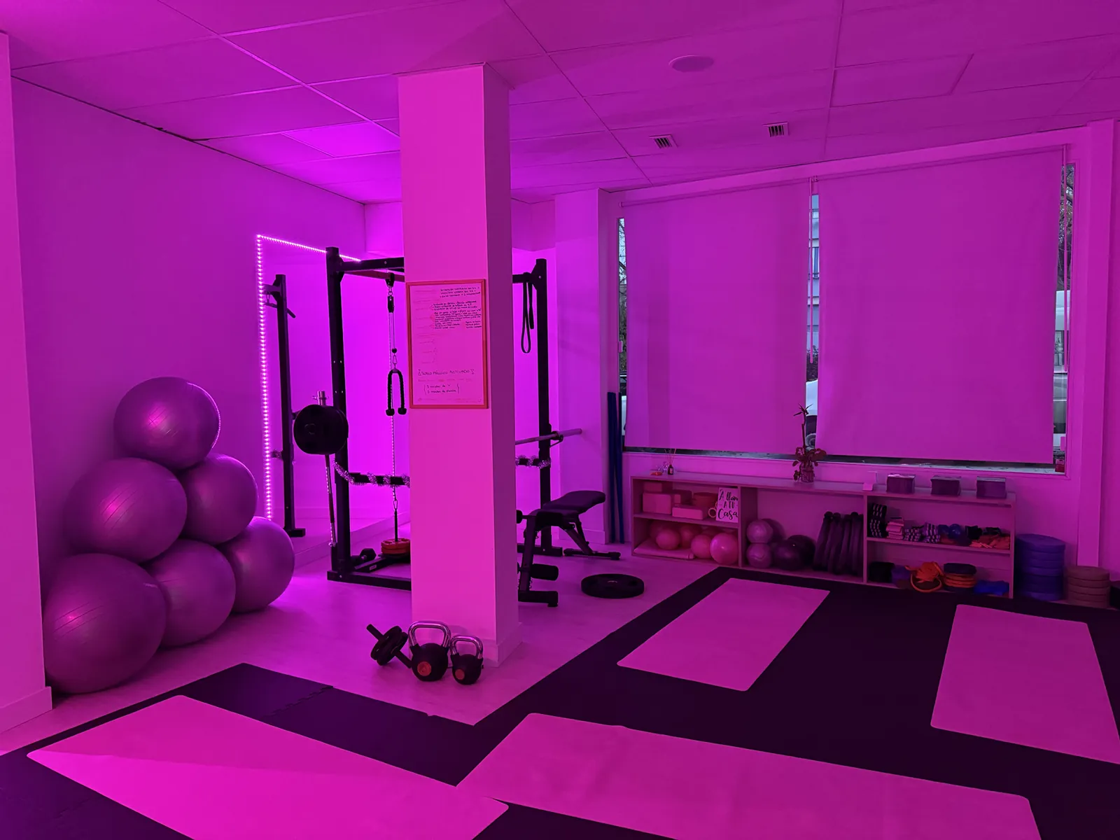 Trabajo de suelo en clase de pilates terapeutico en MEFIT WOMAN Pinto