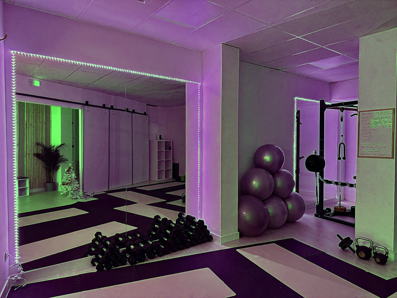 Sala de entrenamiento del centro MEFIT WOMAN, donde se integra la presoterapia con el ejercicio